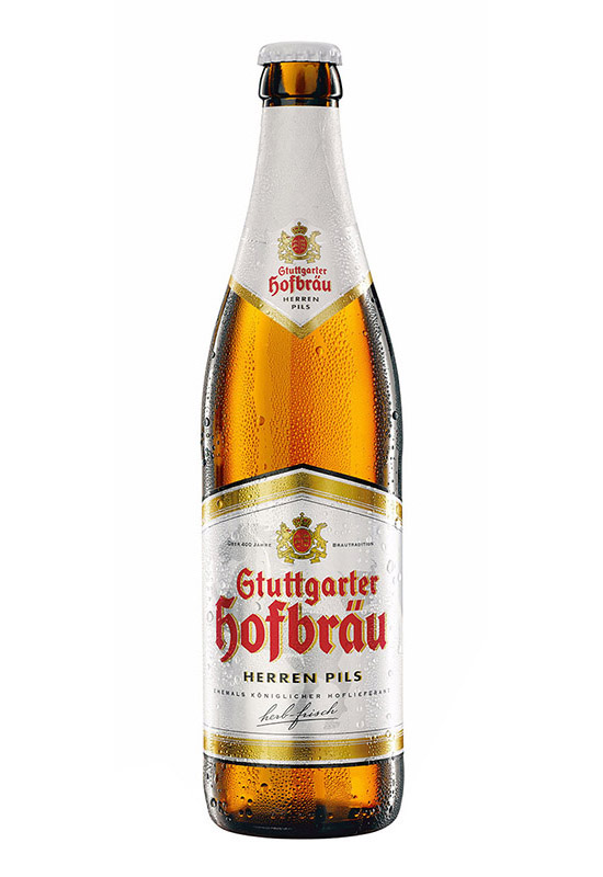 Eine Flasche Pilsner Bier mit Kondenswasser steht vor weißem Hintergrund.