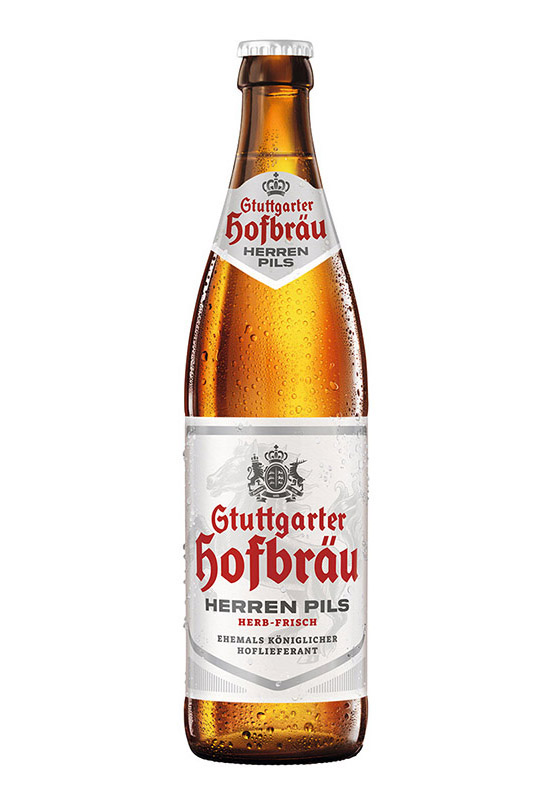 Eine Flasche Pilsbier mit kondensierenden Wassertropfen auf der Oberfläche.