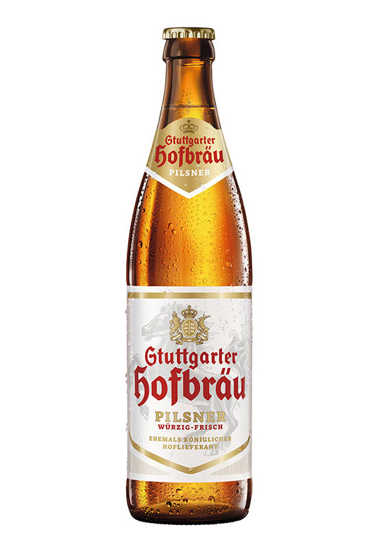 Eine verschlossene Bierflasche steht aufrecht mit Tropfen an der Außenwand.