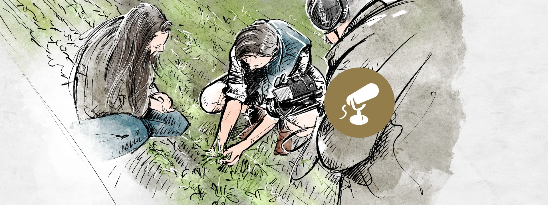 Drei Personen untersuchen gemeinsam eine Pflanze im Freien.